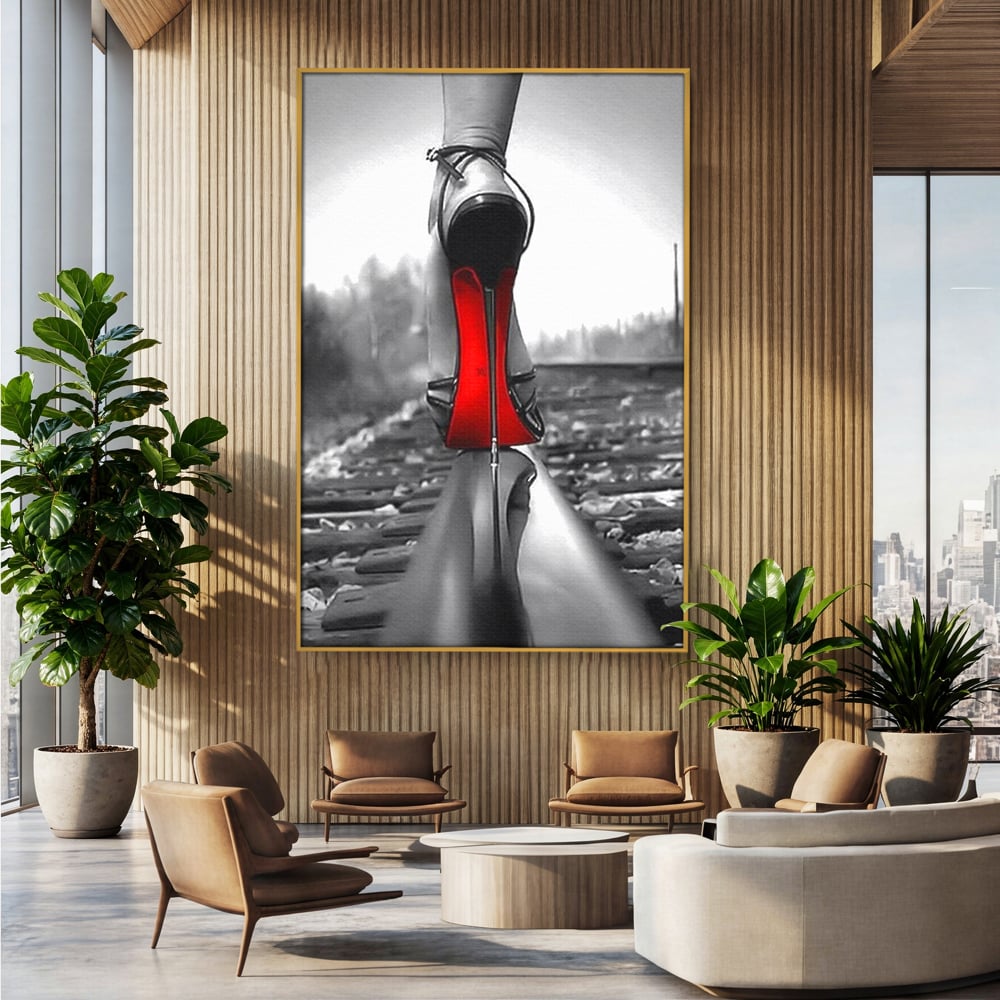 Tablou canvas cu tablou canvas cu pantof pe sina, in rama de aluminiu auriu, pe perete intr-un birou